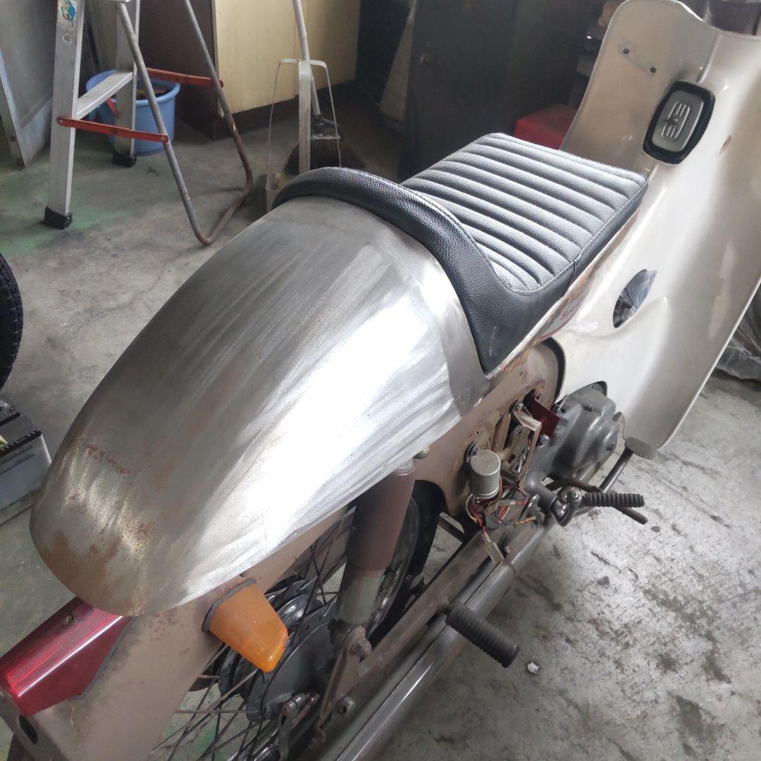 カフェレーサーカスタム シート付きリアフェンダー