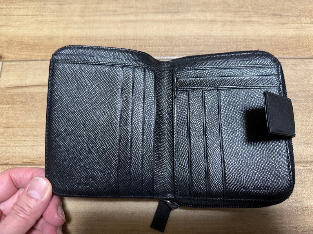 今がチャンス激安商品多数出品中♬  PRADA ブラック 二つ折り財布