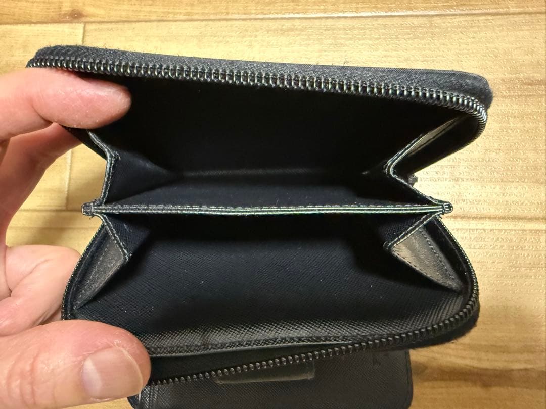 今がチャンス激安商品多数出品中♬  PRADA ブラック 二つ折り財布