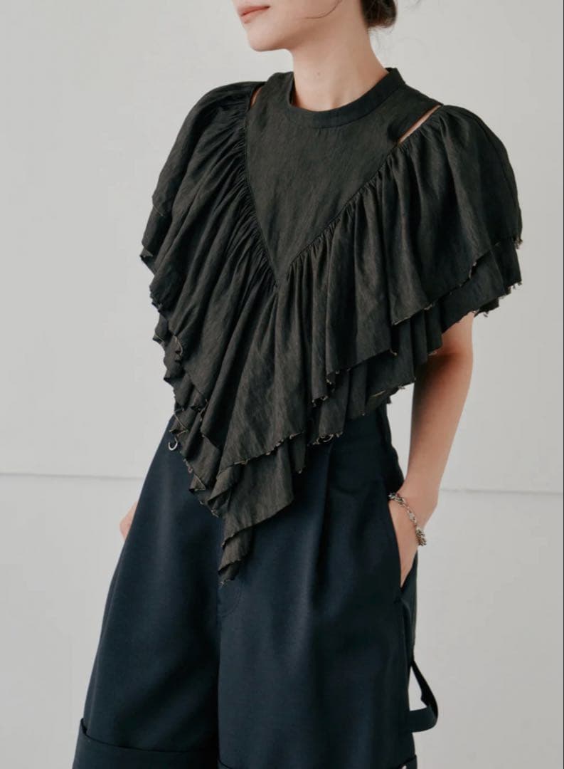 【新品未使用】 Hella volume ruffle tops チャコール