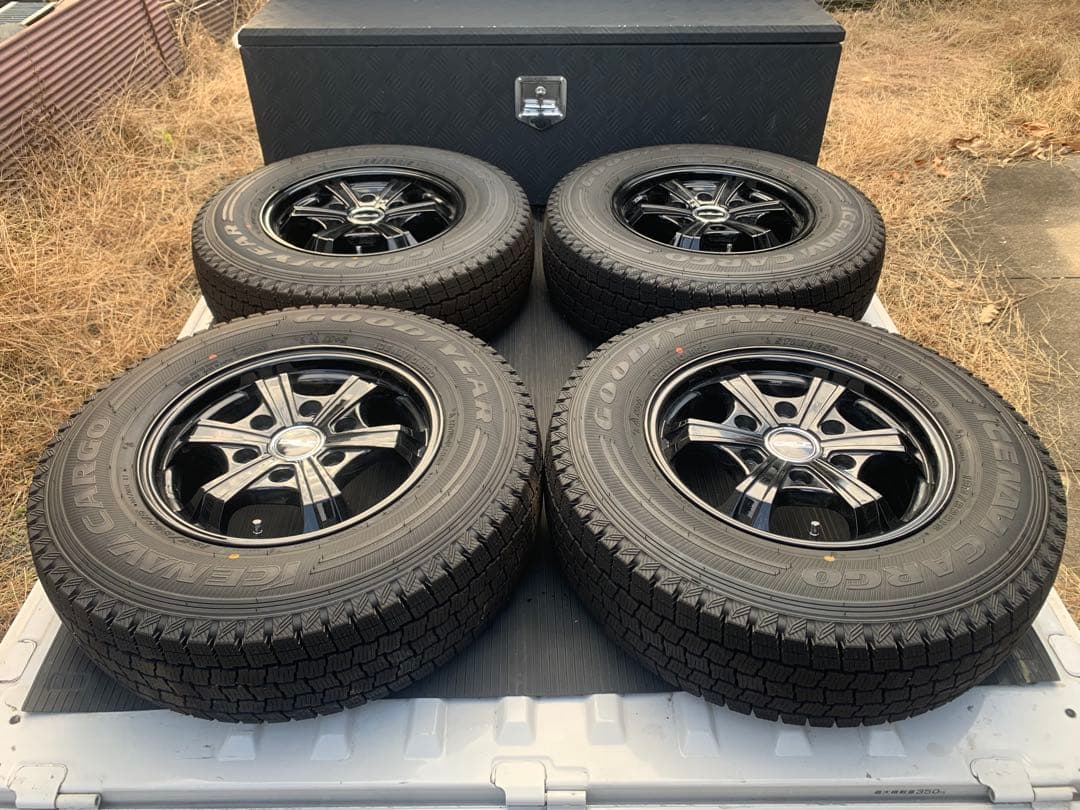 ハイエース スタッドレスタイヤ 4本セット