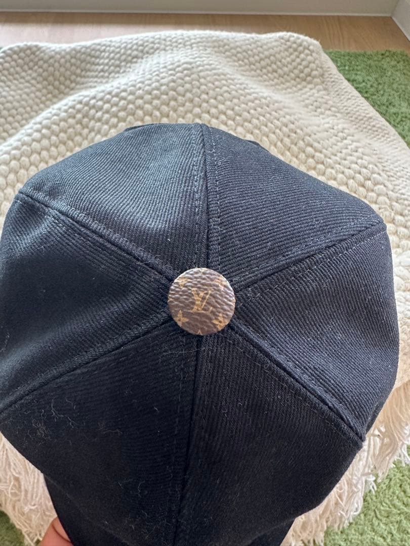 ルイヴィトン　黒の刺繍ロゴキャップ　値下げ