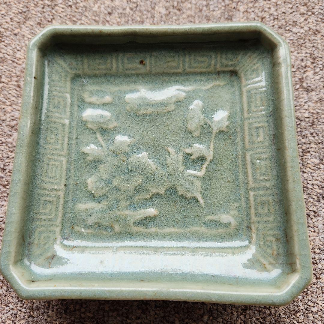 古九谷青磁陽刻牡丹雷紋角皿