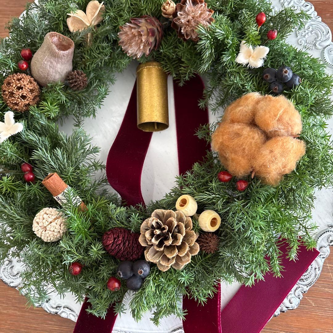 【お値引き中】コニファーのクリスマスリース　 ベル付き　ドライフラワー