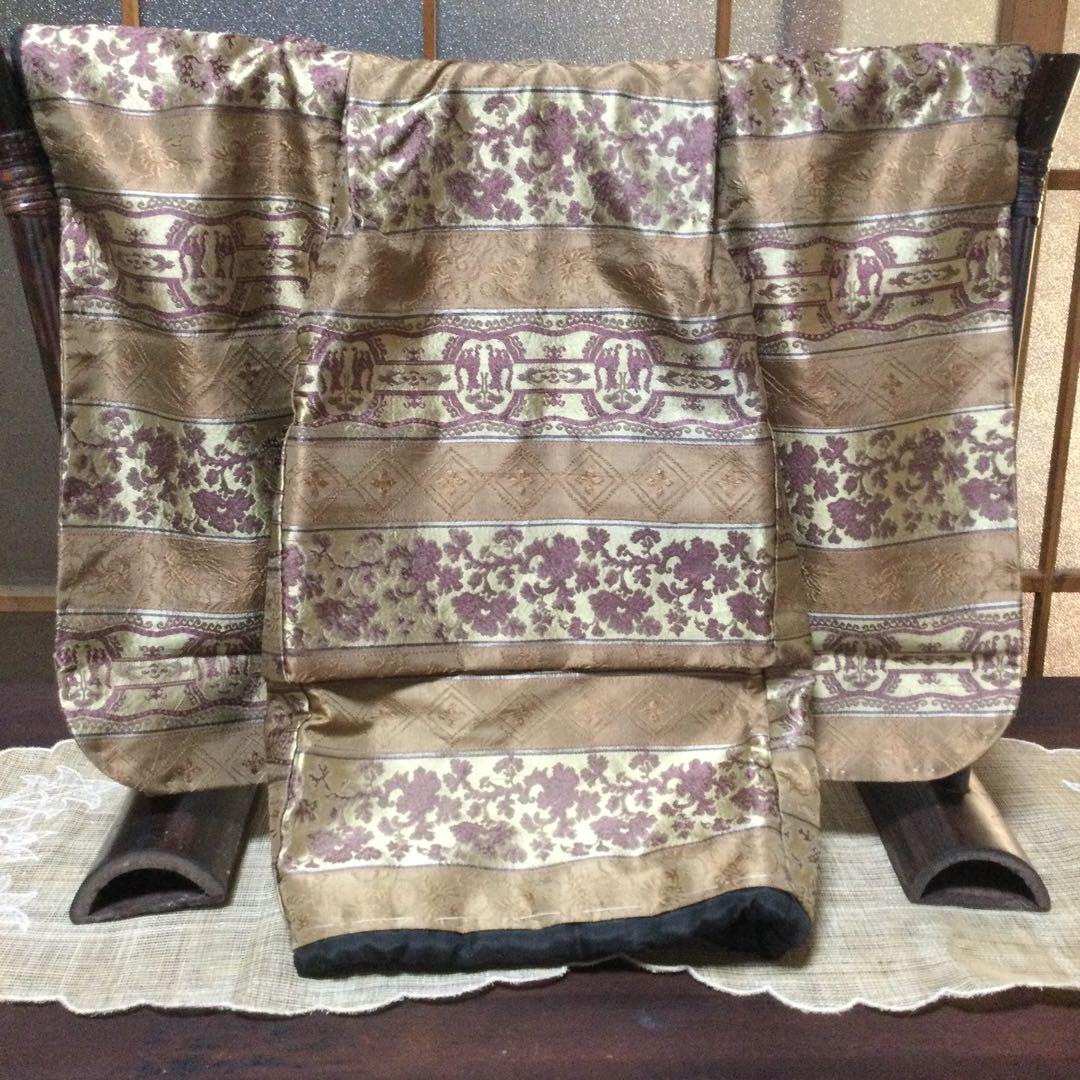 市松人形の人形着物と飾り台