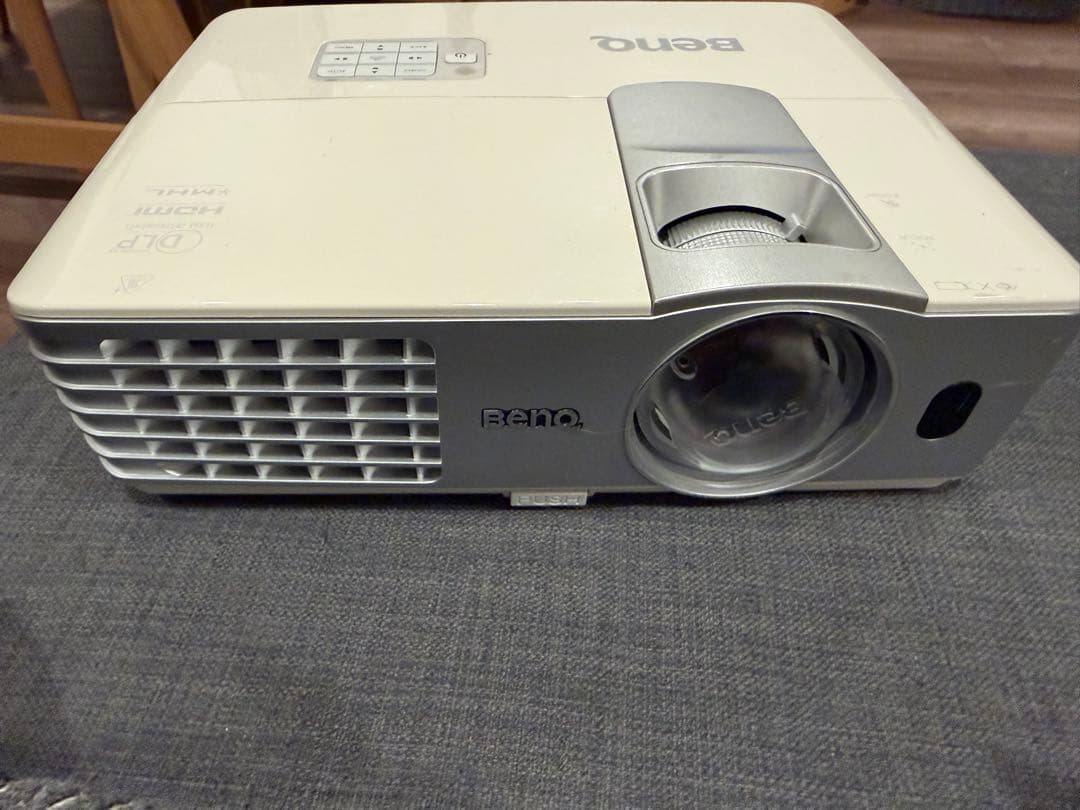 BenQ フルHD 短焦点プロジェクター W1080ST+（リモコン付き）