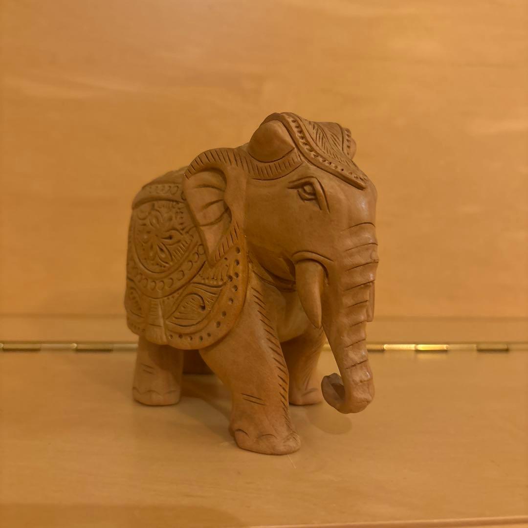 白檀　木彫り　木製象の彫刻 約10cm×12cm白檀 サンダルウッド