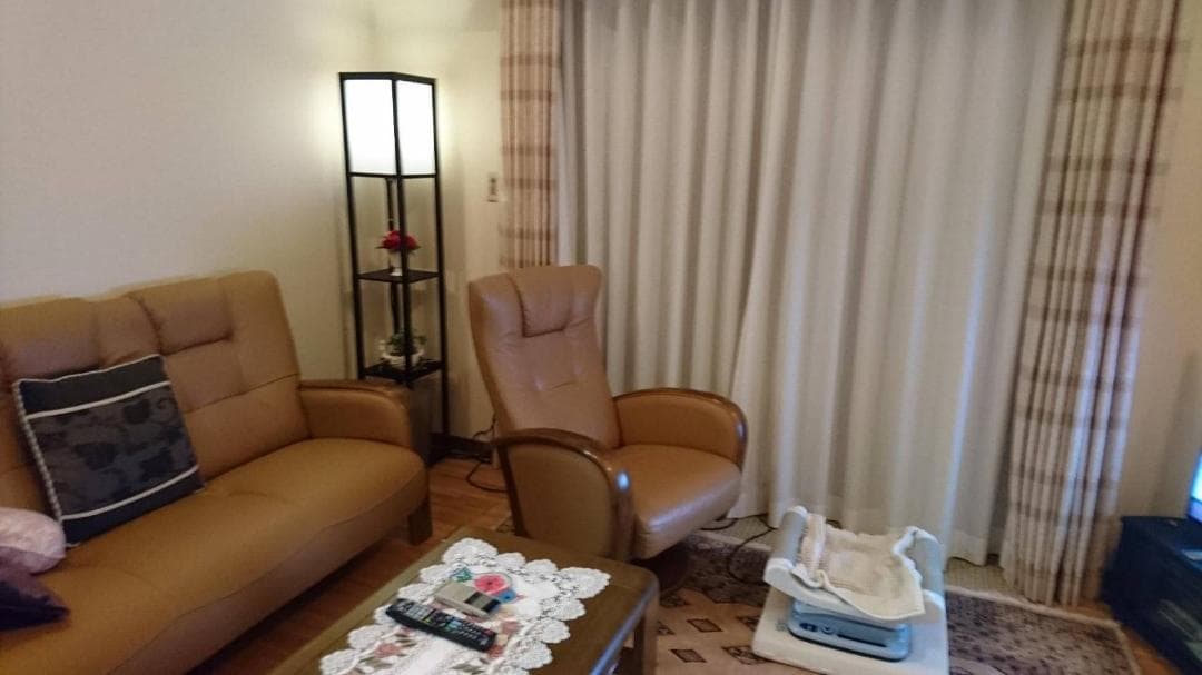 プラクティカルな設計のラック付きLEDフロアライト