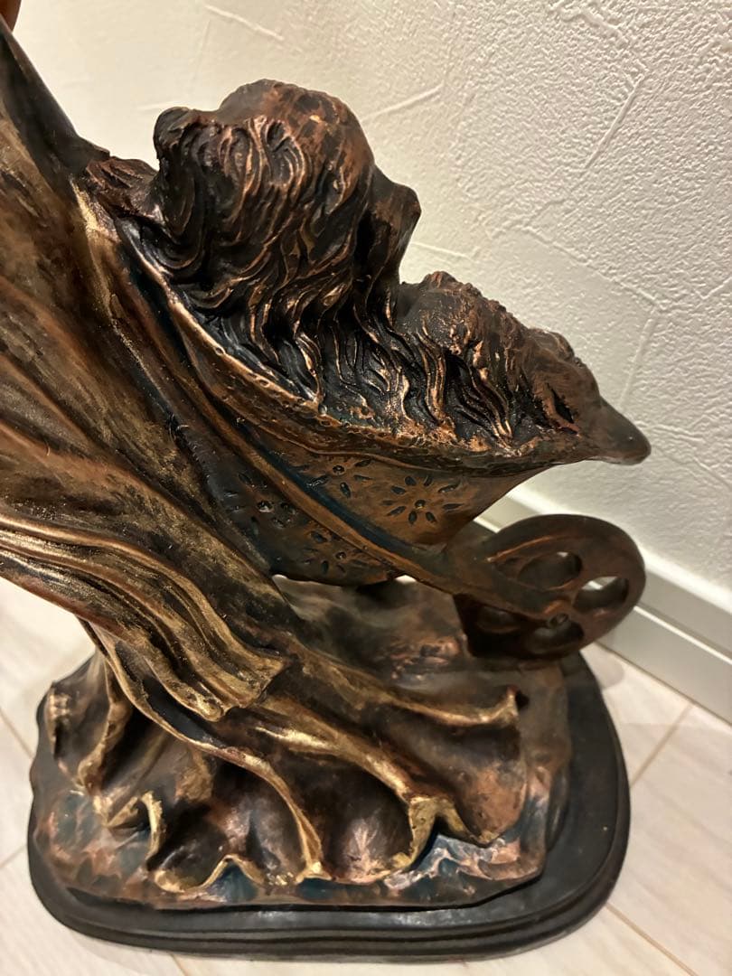 ブロンズカラーの女性と犬の装飾彫像 女性と犬の装飾像