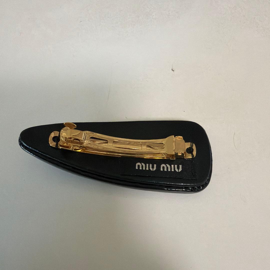 MIUMIU パテントレザー ヘアクリップ ブラック