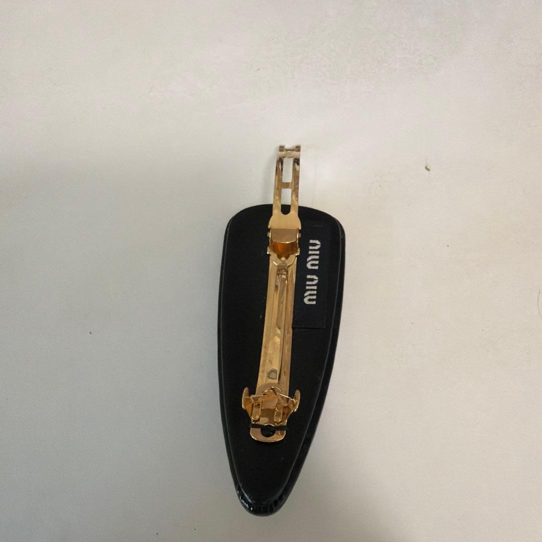 MIUMIU パテントレザー ヘアクリップ ブラック