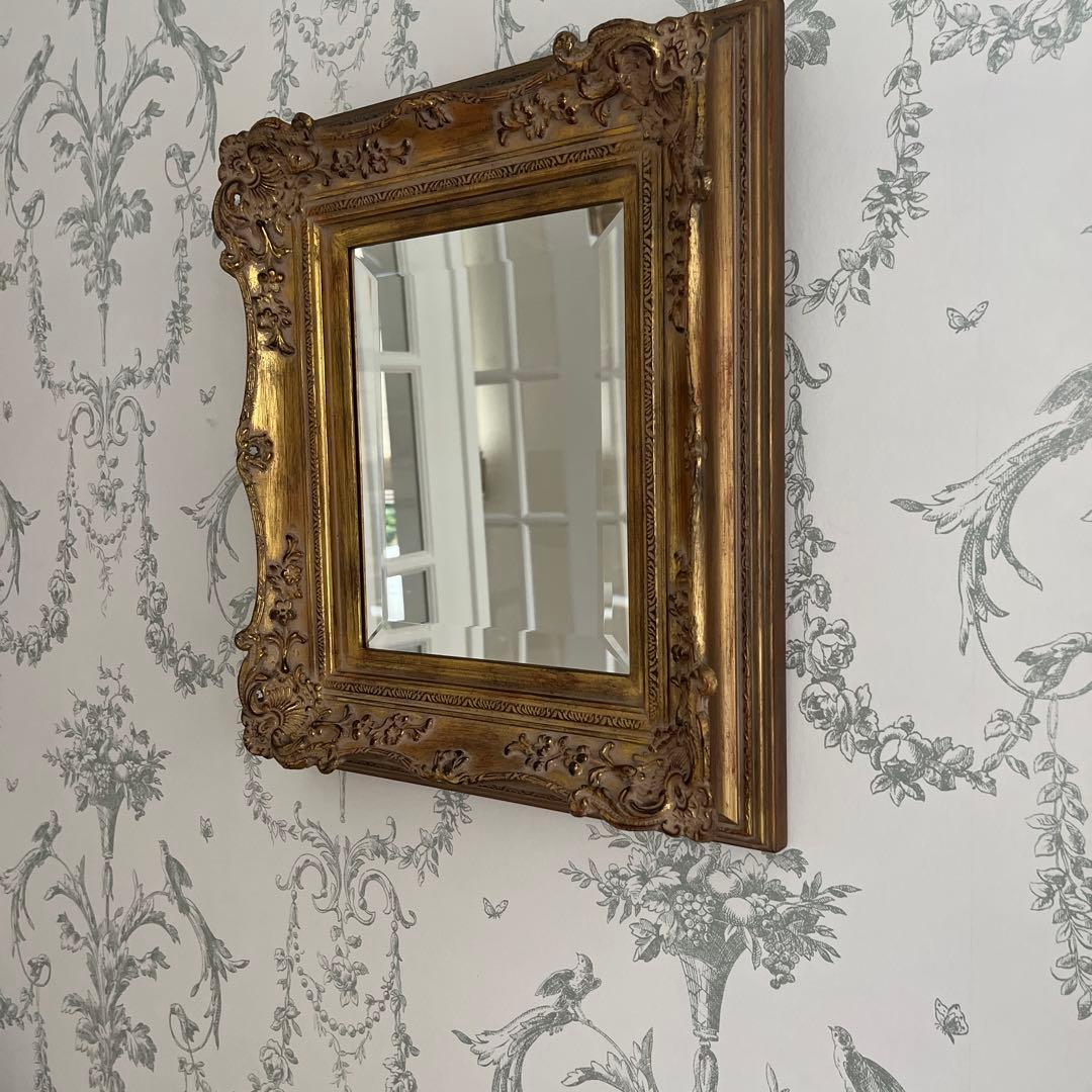 フェミニンな、アンティーク仕上げのウォールミラー