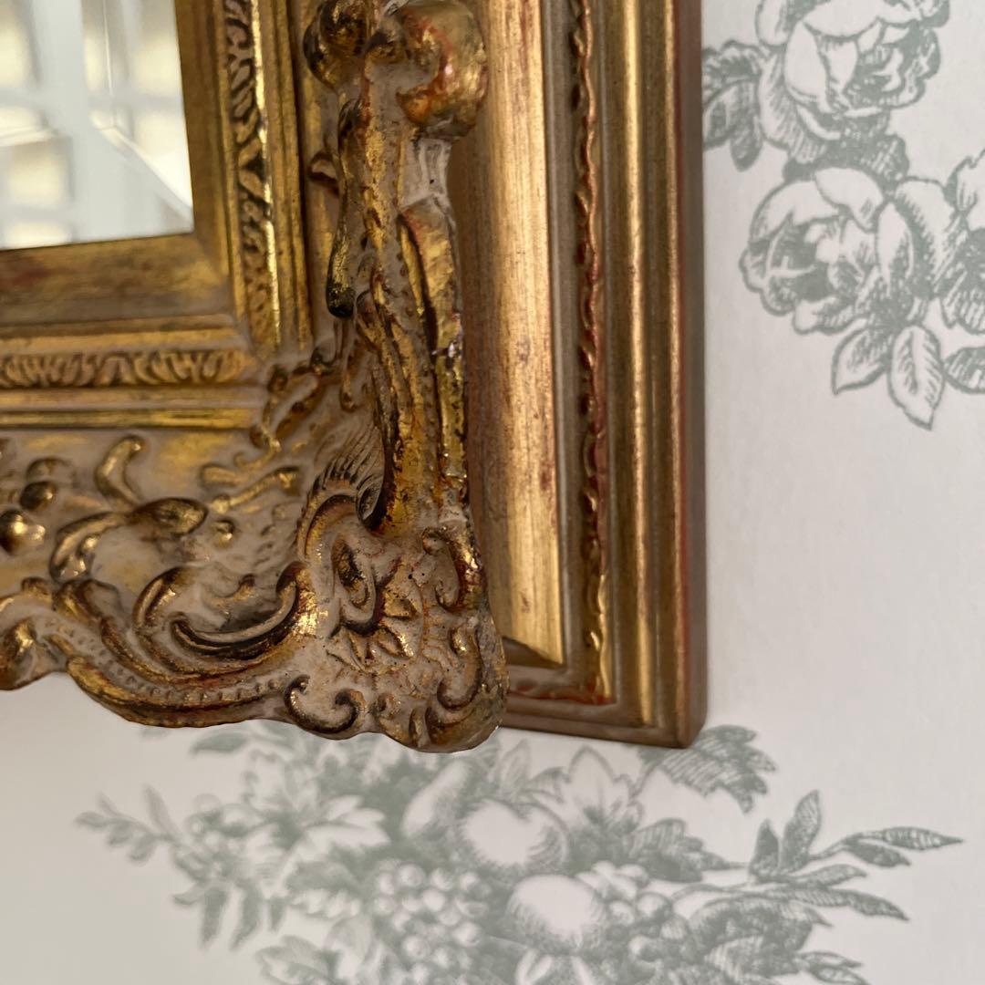 フェミニンな、アンティーク仕上げのウォールミラー