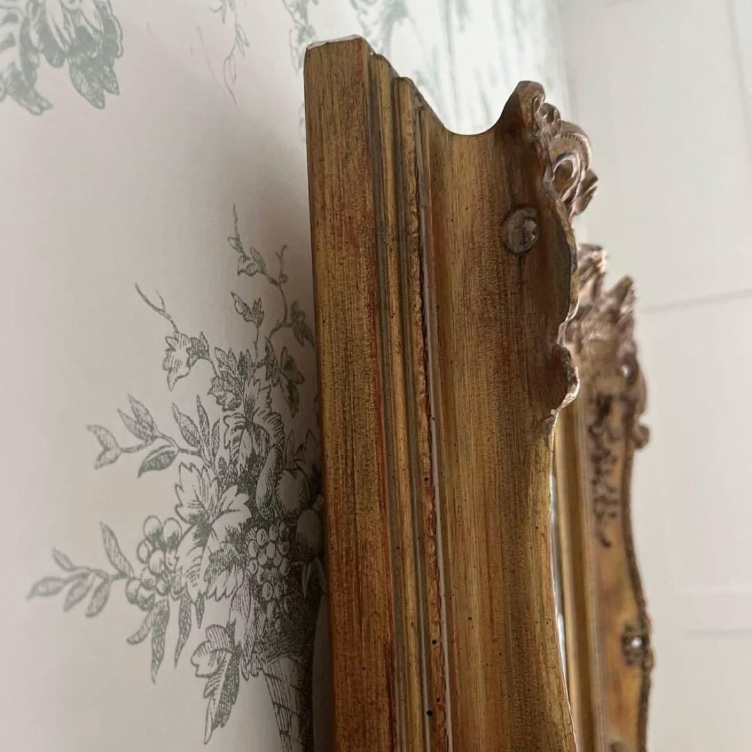 フェミニンな、アンティーク仕上げのウォールミラー