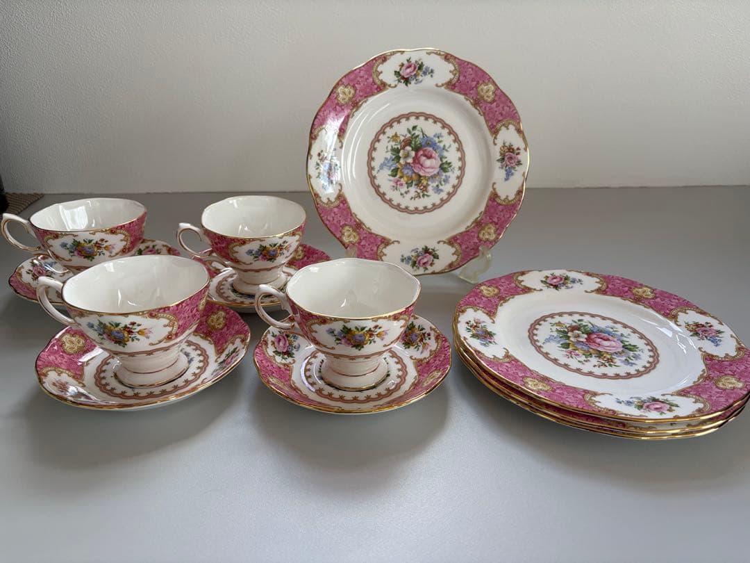 ロイヤルアルバート　レディカーライル　ティーカップ&ソーサーと中皿4セット