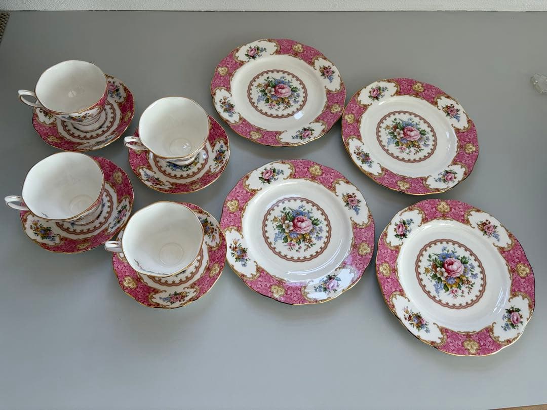 ロイヤルアルバート　レディカーライル　ティーカップ&ソーサーと中皿4セット