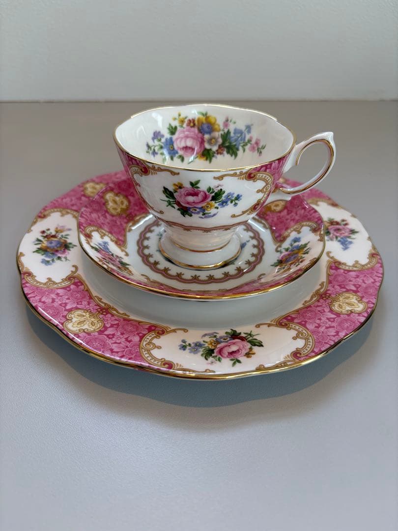 ロイヤルアルバート　レディカーライル　ティーカップ&ソーサーと中皿4セット