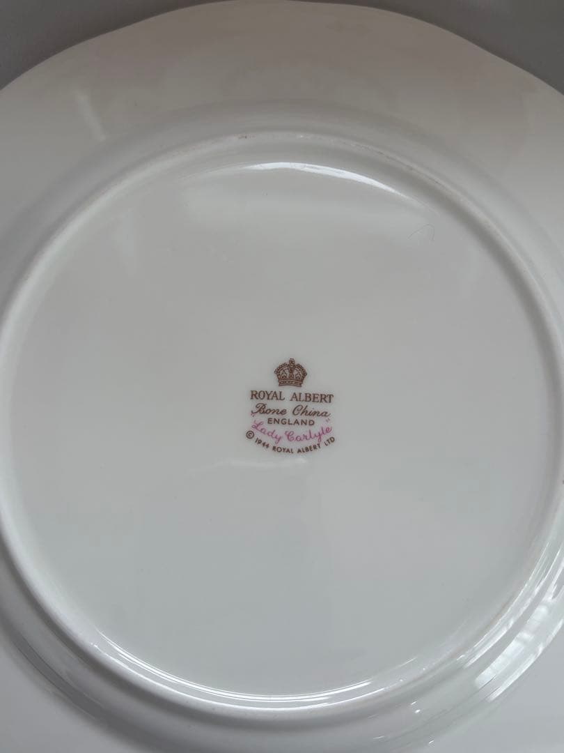 ロイヤルアルバート　レディカーライル　ティーカップ&ソーサーと中皿4セット