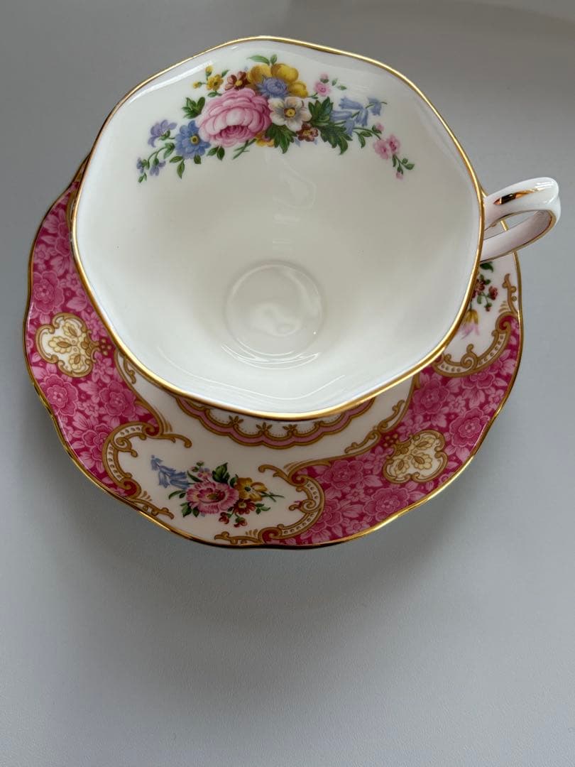 ロイヤルアルバート　レディカーライル　ティーカップ&ソーサーと中皿4セット