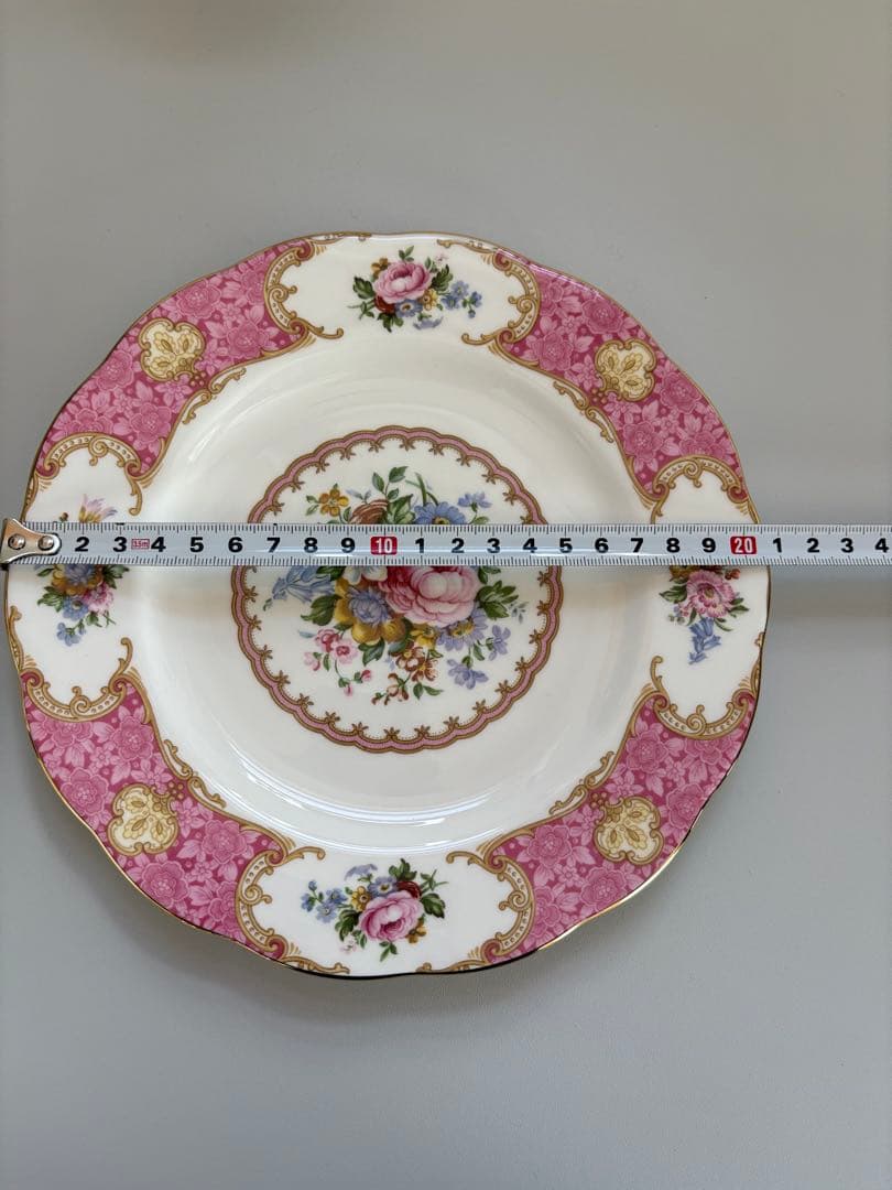 ロイヤルアルバート　レディカーライル　ティーカップ&ソーサーと中皿4セット