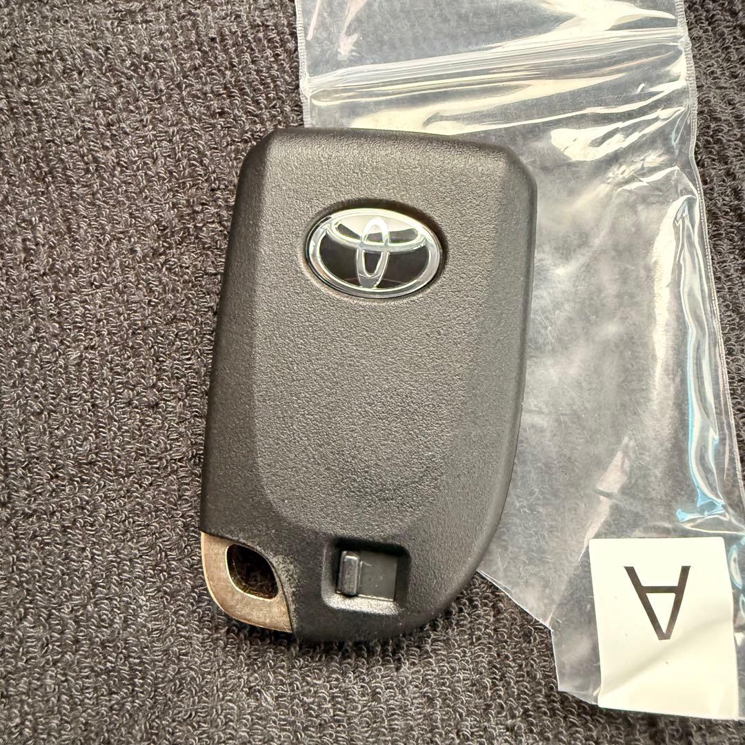 TOYOTA ハイエース スマートキー 極極美品①