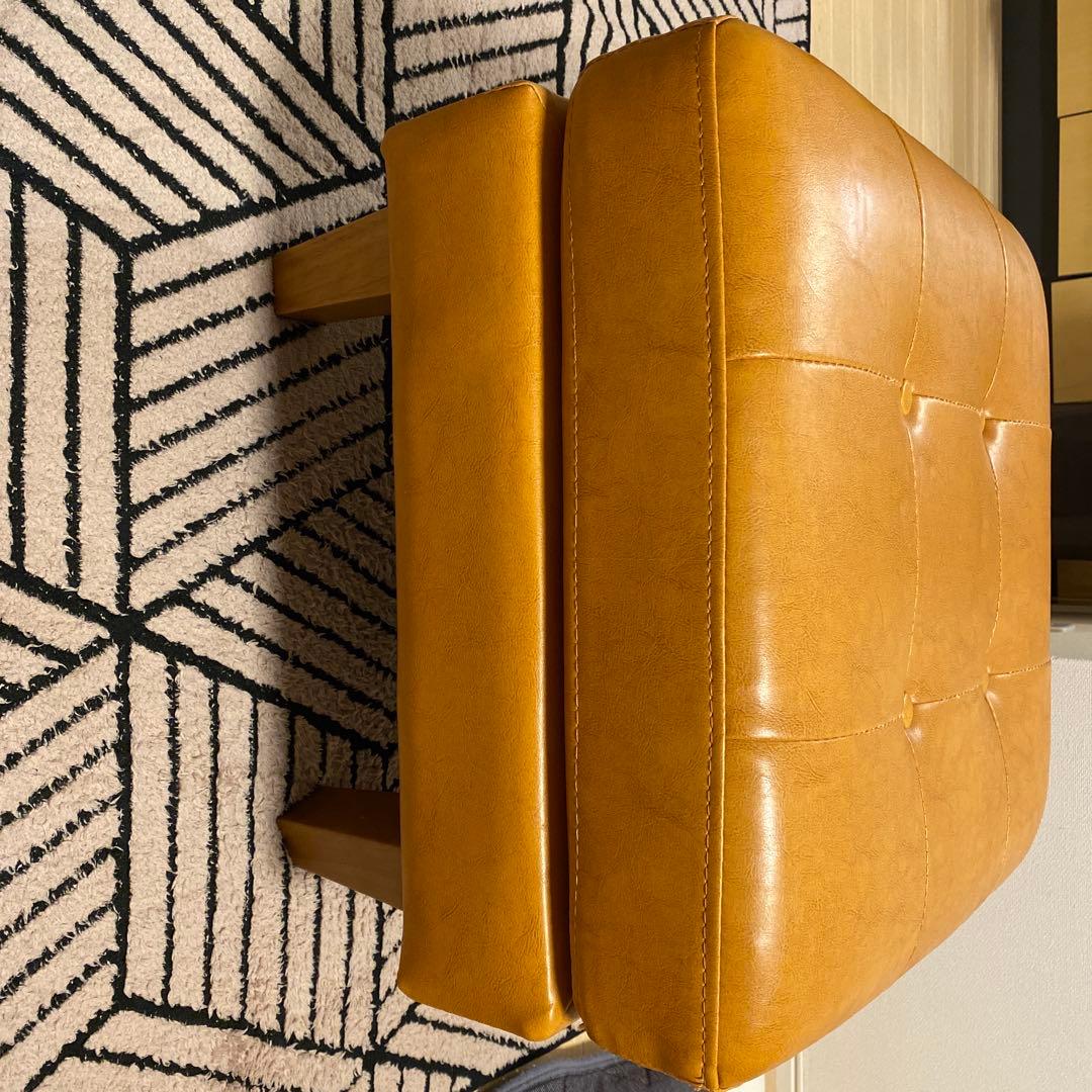 オレンジ色のボタン付きオットマン