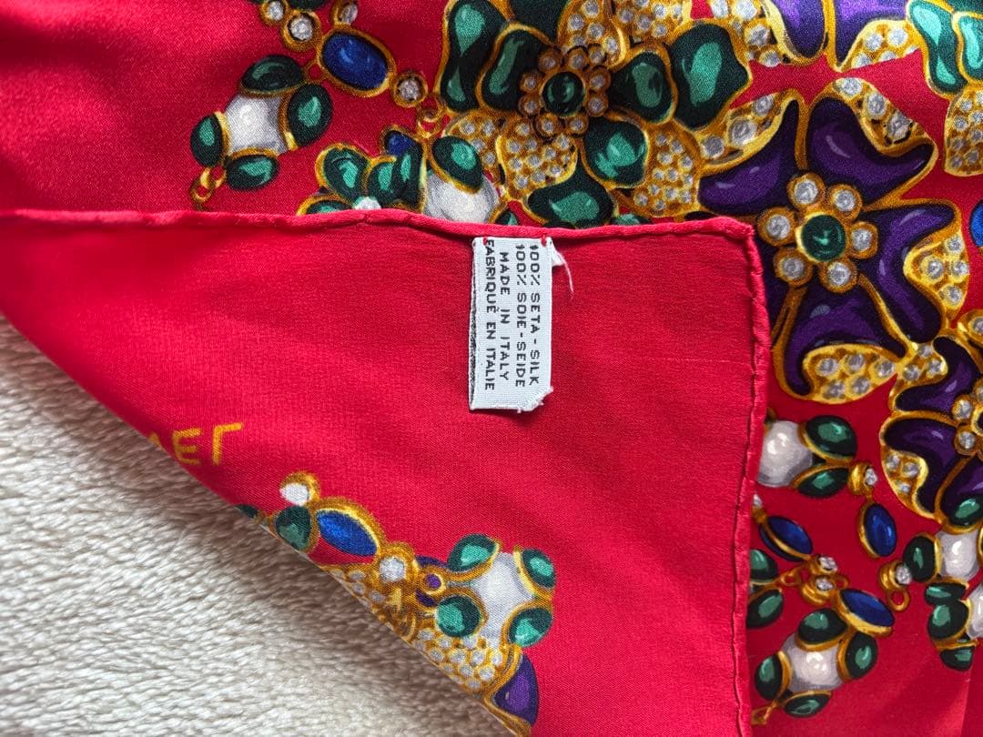 CHANEL シルクスカーフ 花柄 レッド85✖️85cm