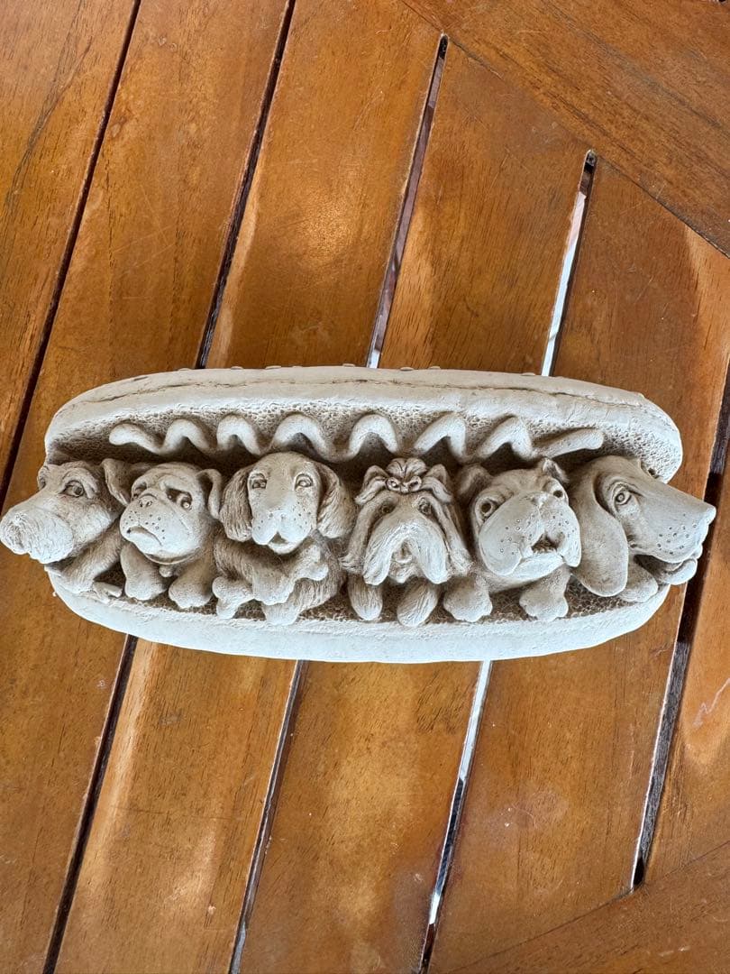 犬の顔ホットドッグ型　ライムストーン　壁掛け　オーナメント