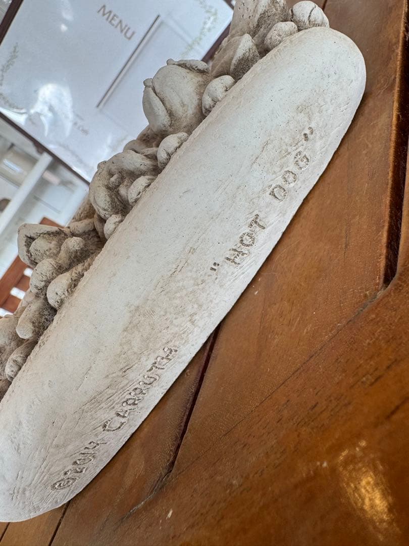 犬の顔ホットドッグ型　ライムストーン　壁掛け　オーナメント