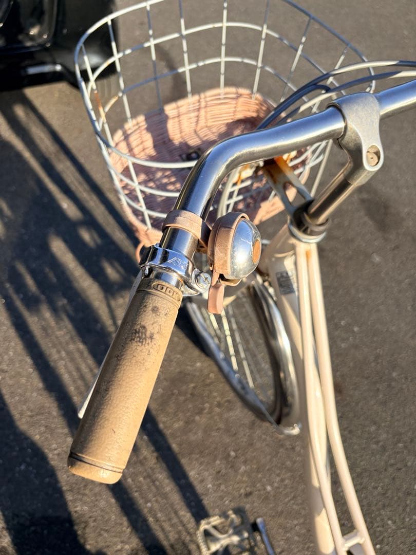 クリーム色 シティサイクル 前面バスケット付き