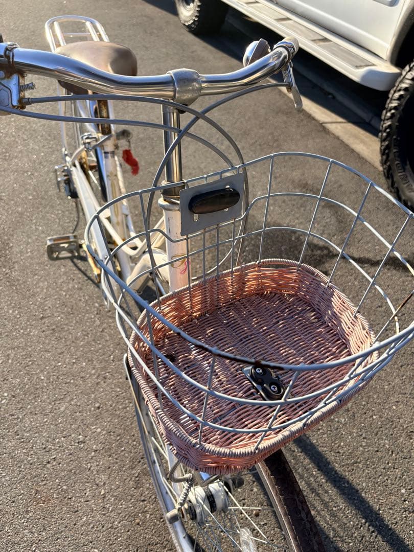 クリーム色 シティサイクル 前面バスケット付き