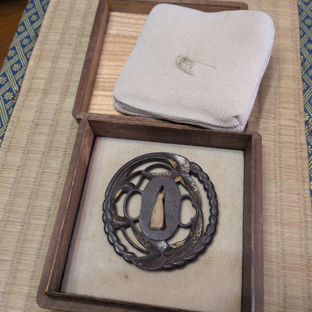 鍔　長州住正定　勝軍草の図金象嵌