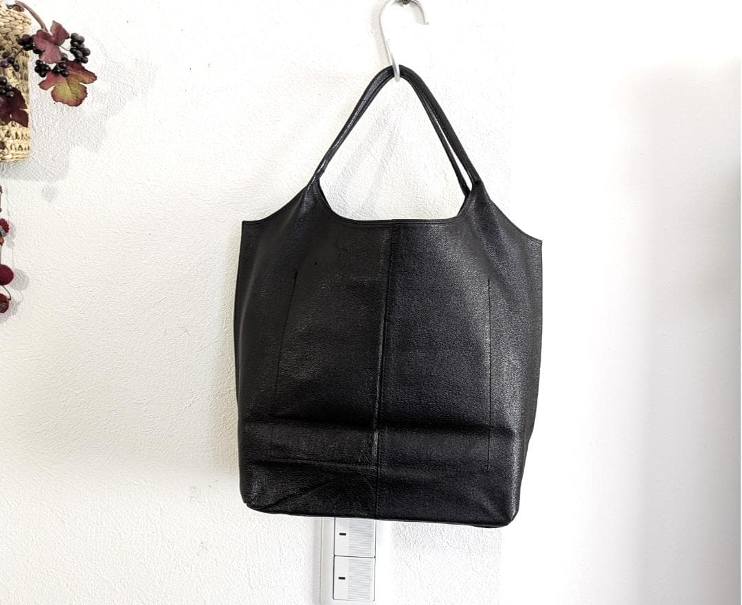 ヨーガンレール☆現行品☆豚革トートバッグ☆黒☆中サイズ☆美品です