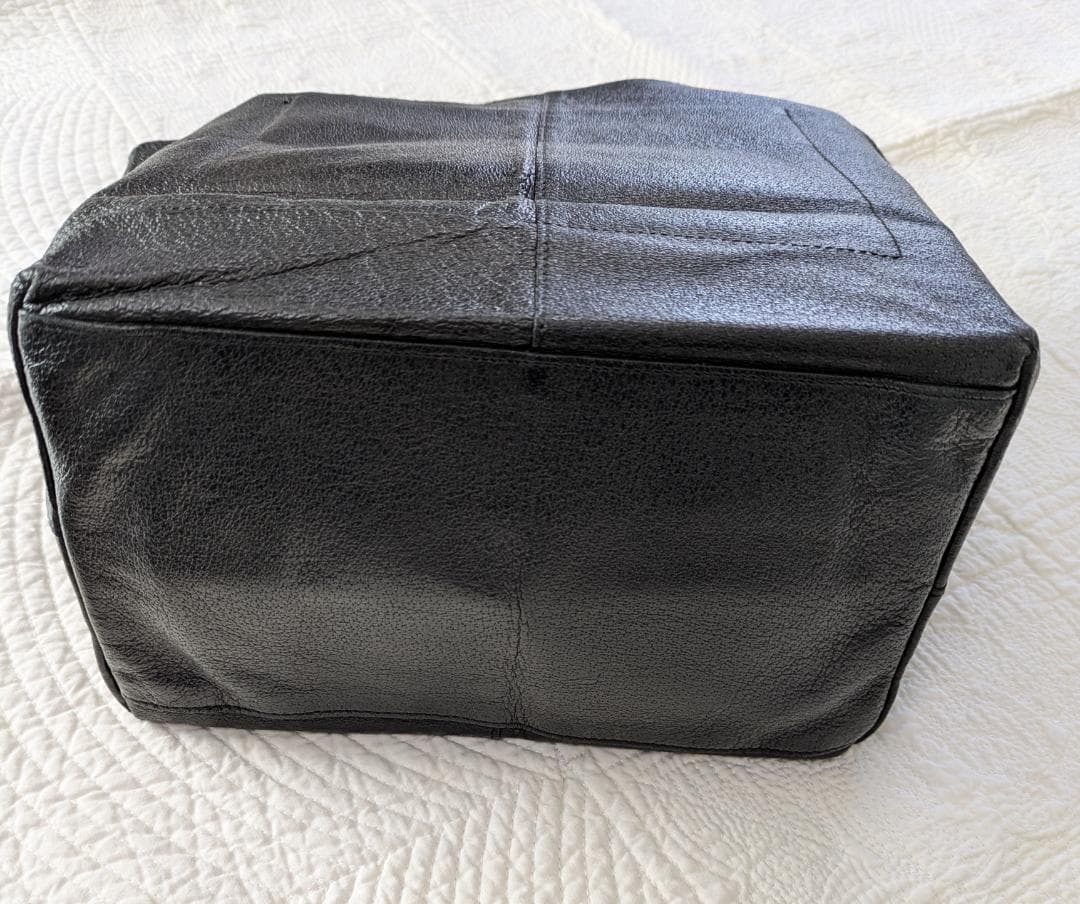 ヨーガンレール☆現行品☆豚革トートバッグ☆黒☆中サイズ☆美品です