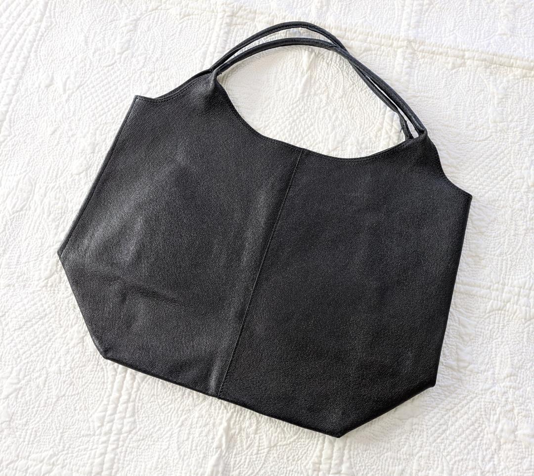 ヨーガンレール☆現行品☆豚革トートバッグ☆黒☆中サイズ☆美品です