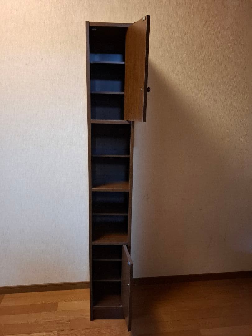 スリム木製ラック ブラウン 4棚 ２扉　仕切り板6枚　隙間収納