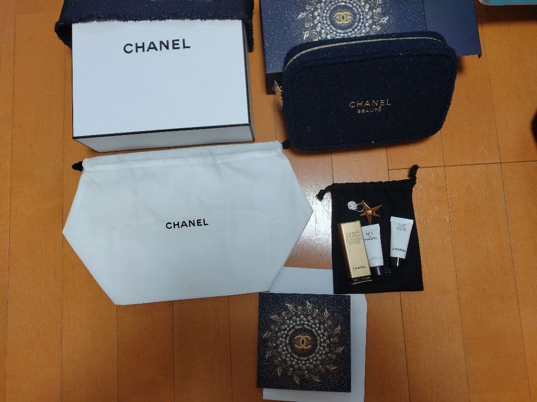 CHANEL ホリデー2025ポーチ　巾着　チャーム付きサンプル　3点セット