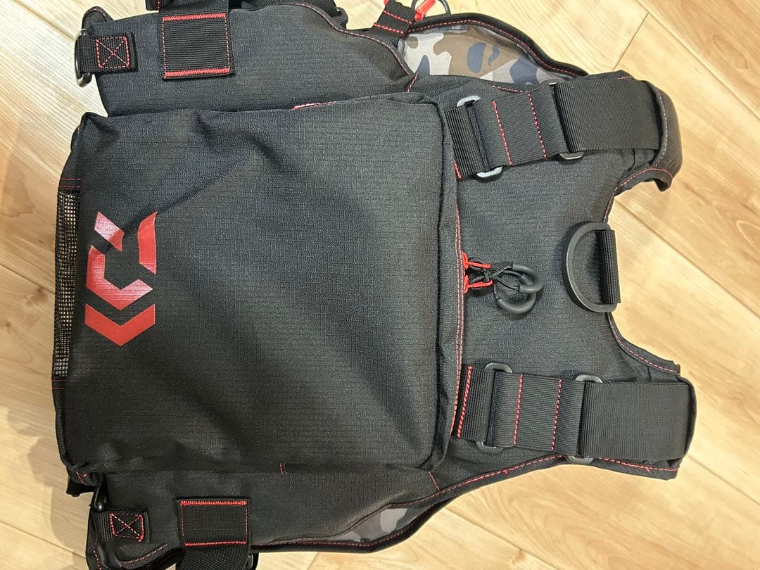 DAIWA フローティングジャケット ブラックレッド74N