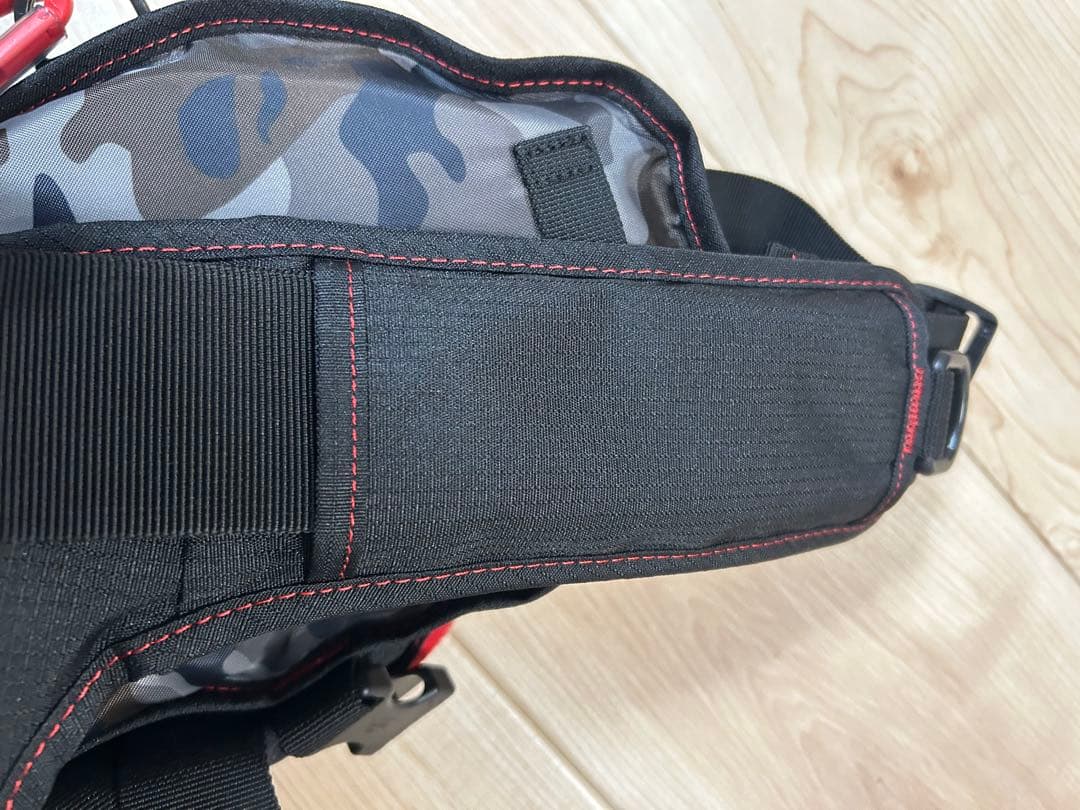 DAIWA フローティングジャケット ブラックレッド74N