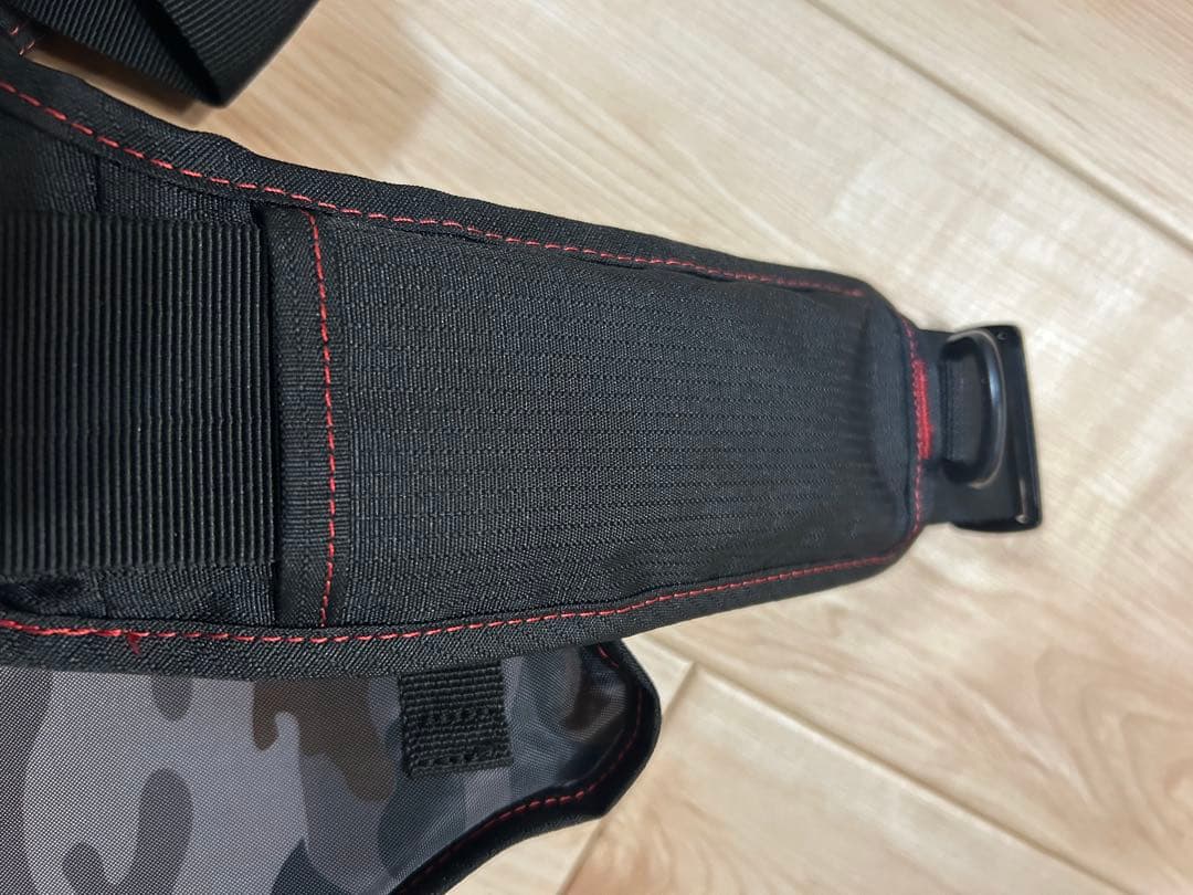 DAIWA フローティングジャケット ブラックレッド74N