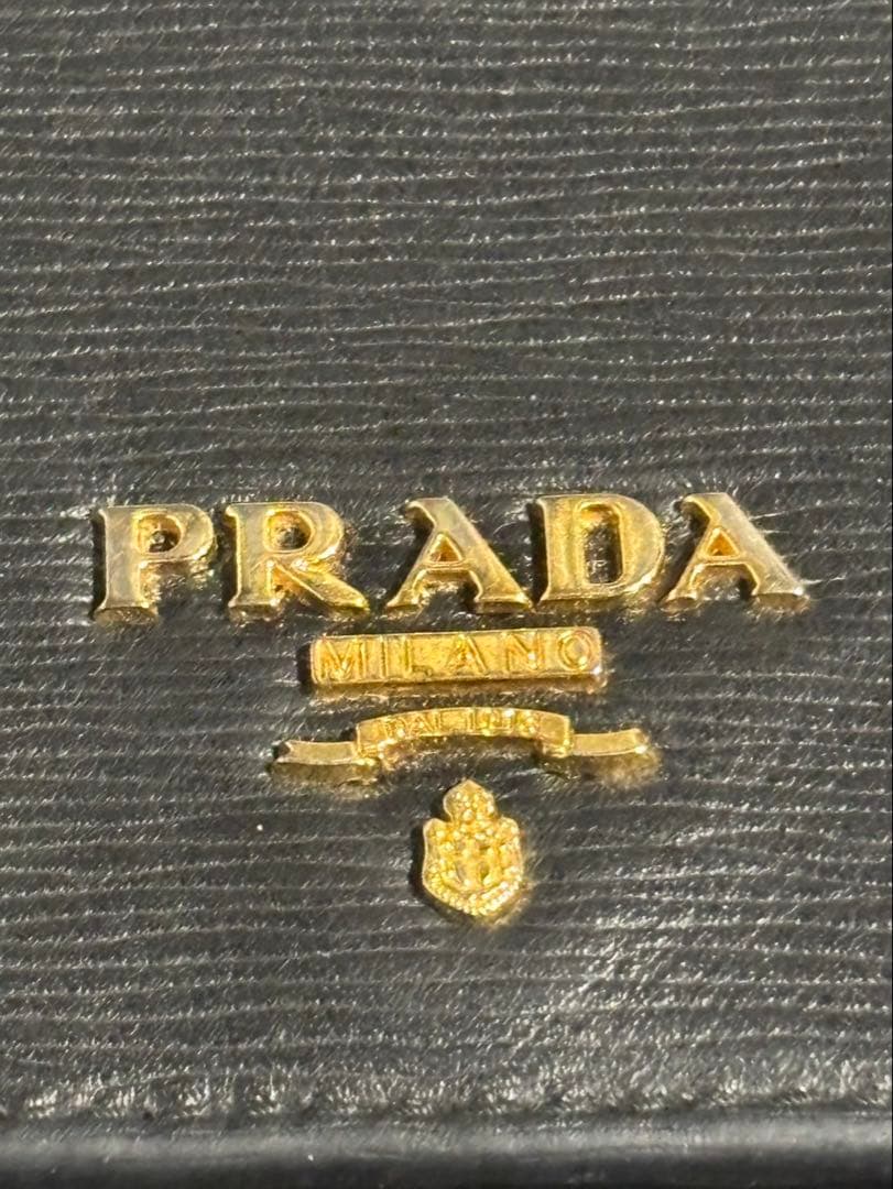 PRADA ブラック 三つ折り財布（ギャランティ付き）