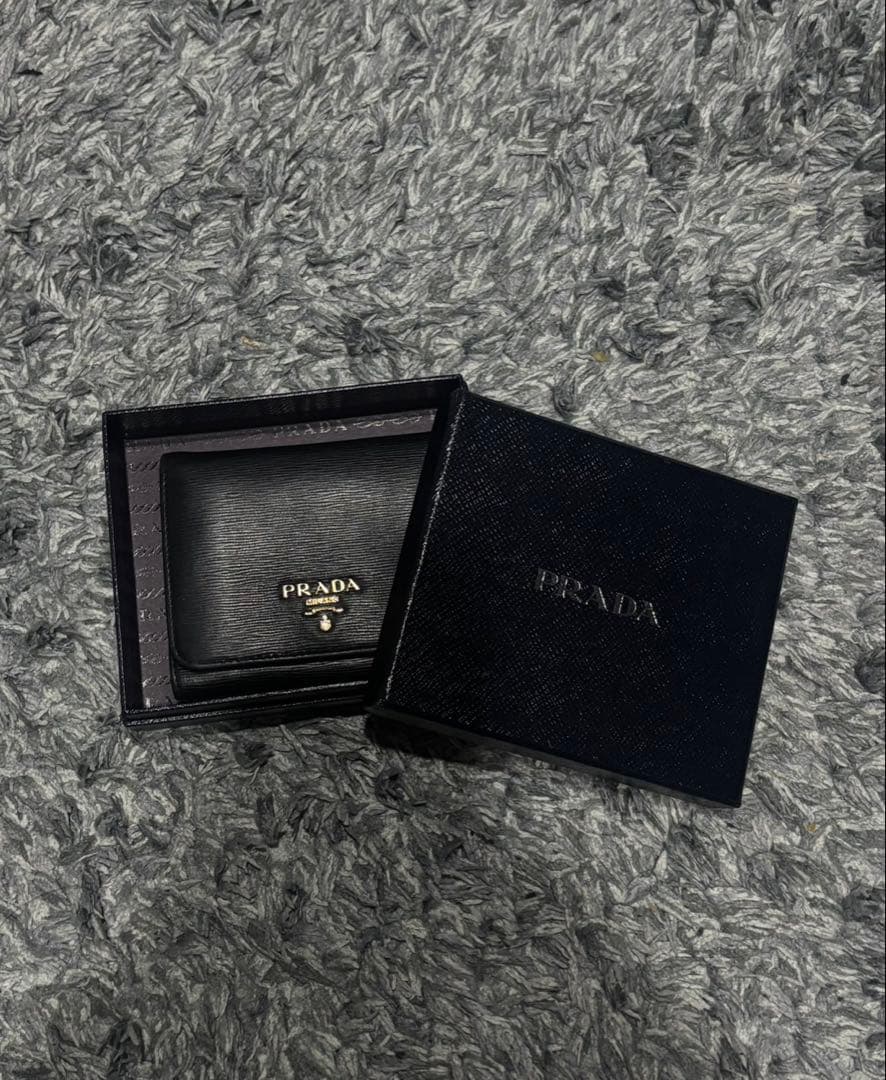 PRADA ブラック 三つ折り財布（ギャランティ付き）