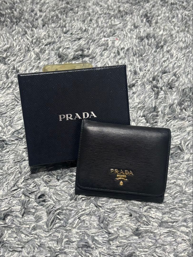 PRADA ブラック 三つ折り財布（ギャランティ付き）