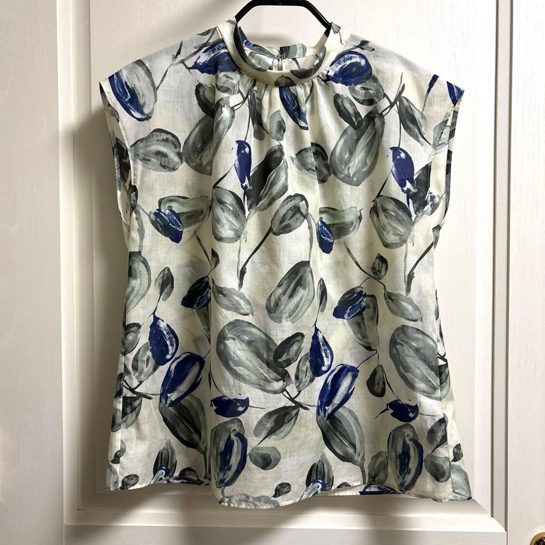 ポリエステル フラワープリント フレンチスリーブブラウス　トゥモローランド