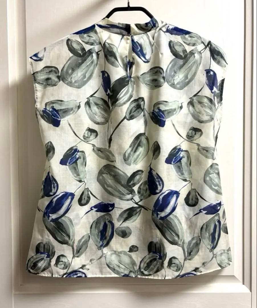 ポリエステル フラワープリント フレンチスリーブブラウス　トゥモローランド