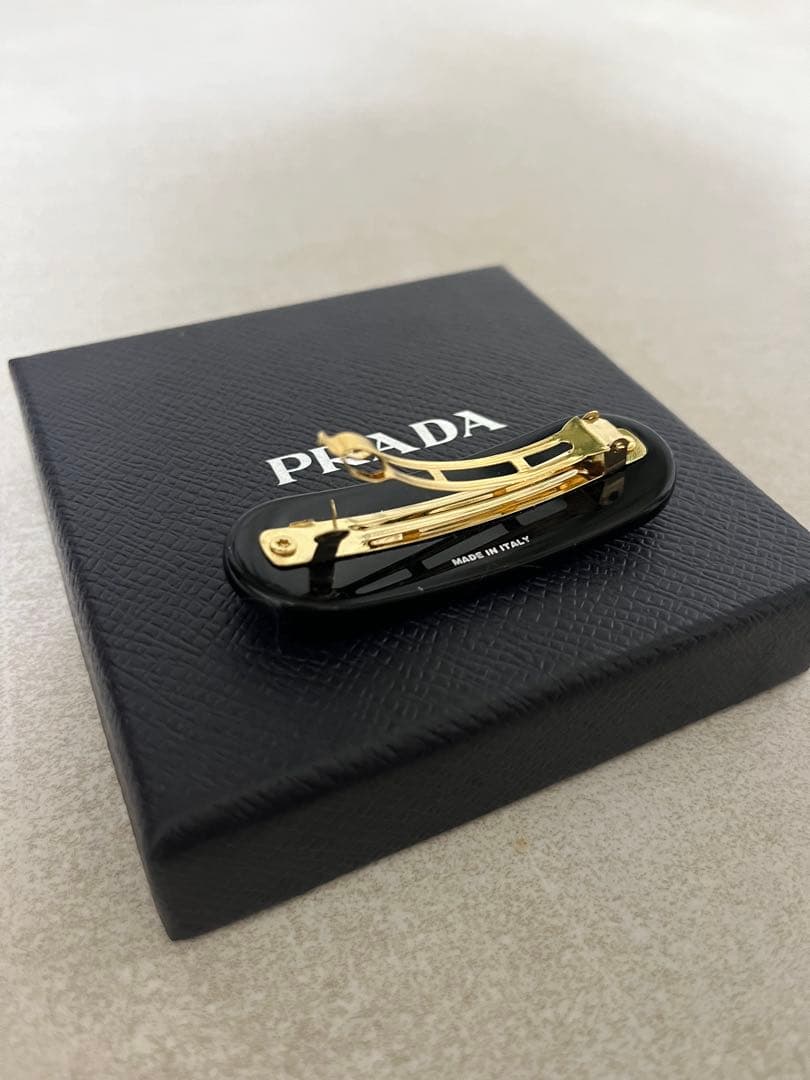 PRADA プラダ ロゴ バレッタ ブラック（訳あり特価）