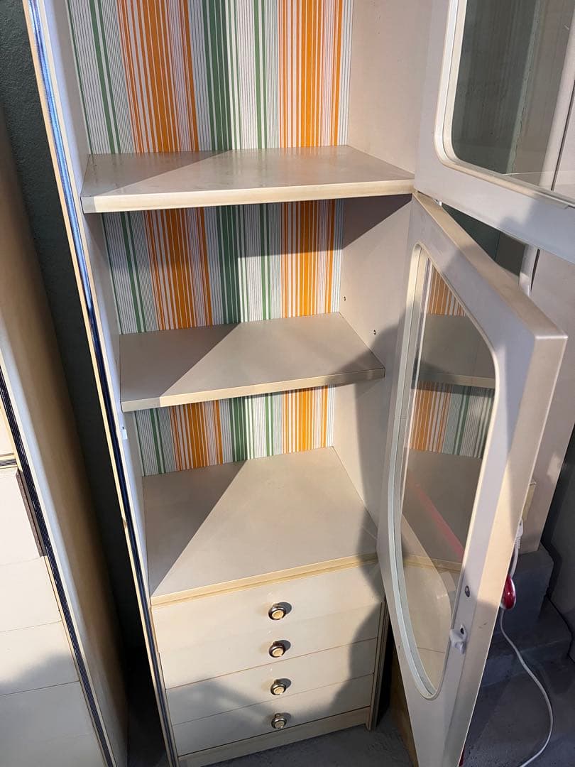 ホワイトアーチ型ガラスキャビネット