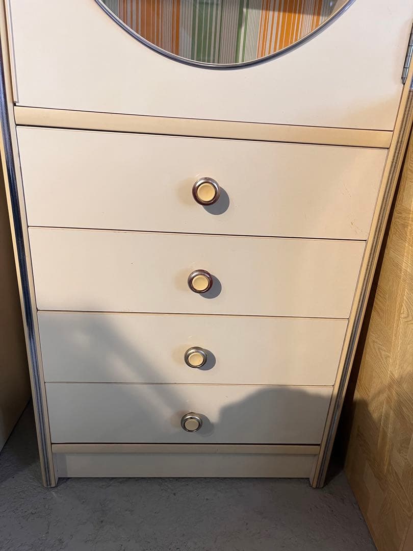 ホワイトアーチ型ガラスキャビネット