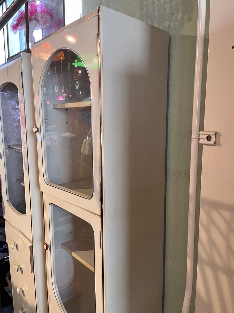 ホワイトアーチ型ガラスキャビネット