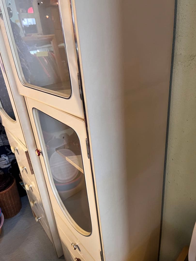 ホワイトアーチ型ガラスキャビネット